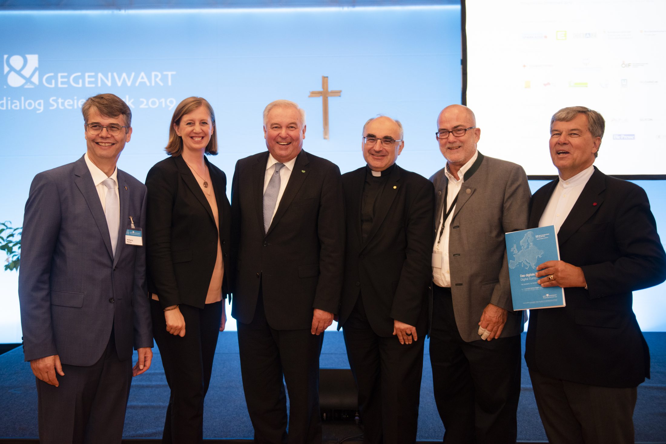 Foto (© Michaela Lorber): Superintendent Wolfgang Rehner, Landesrätin Barbara Eibinger-Miedl, Landeshauptmann Hermann Schützenhöfer, Diözesanbischof Wilhelm Krautwaschl, Internetpionier Tim Cole, Geist und Gegenwart-Koordinator Herwig Hösele.