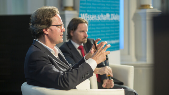 Bernhard Pörksen, Moderator Ernst Sittinger (© Foto Fischer) Bernhard Pörksen, Moderator Ernst Sittinger (© Foto Fischer)
